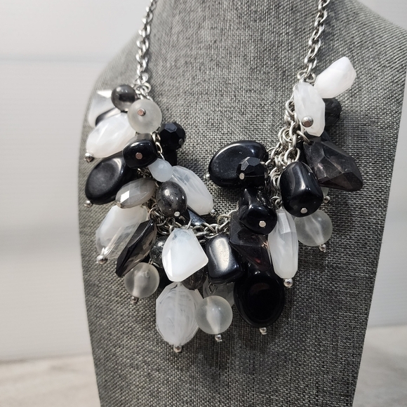 Black and white statement chunky necklace - Picture 2 of 8